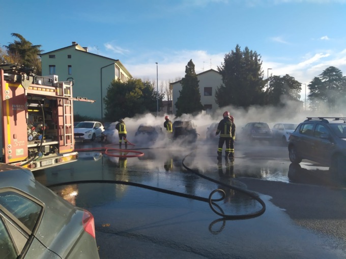 Chiari: auto a fuoco nel parcheggio dell’ex cinema, a pochi passi dall’ospedale