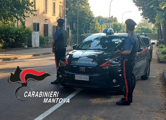 Chiede soldi per non sanzionare il centro massaggi: beccato il finto carabiniere