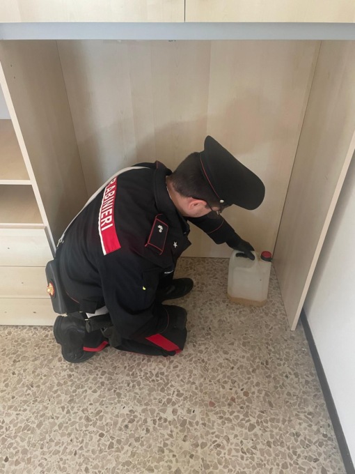 Lancia molotov dopo averle fabbricate: a fuoco un magazzino e un’abitazione