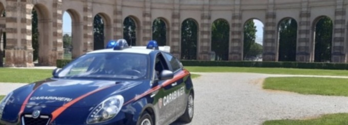 Fermato mentre circola sullo scooter, fornisce documenti falsi ai carabinieri: denunciato