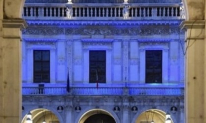 Giornata mondiale contro la polmonite: Palazzo Loggia illuminato di blu