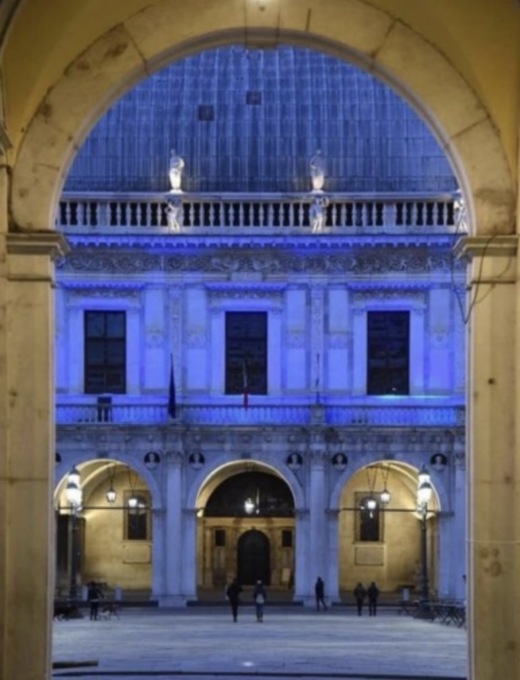 Giornata mondiale contro la polmonite: Palazzo Loggia illuminato di blu