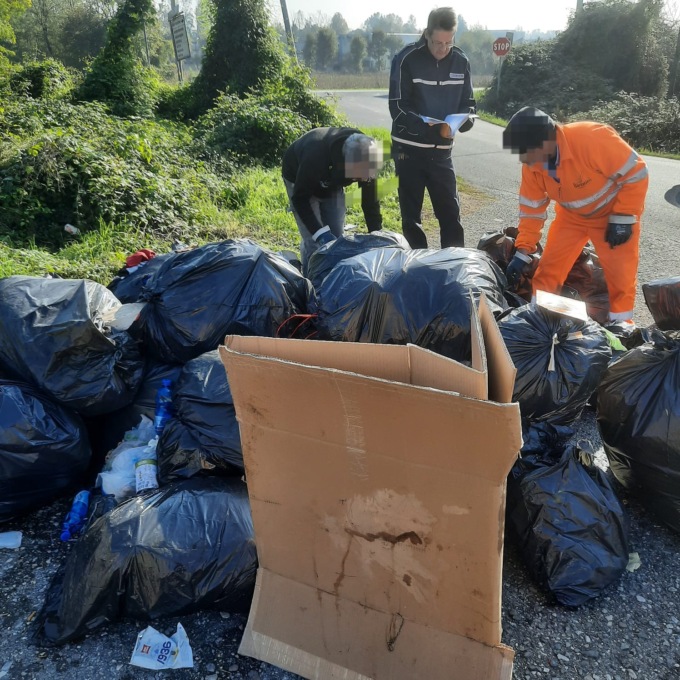 Decine di sacchi di immondizia abbandonati per strada