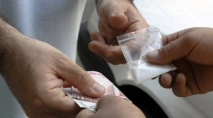 In bicicletta e con fare nervoso: arrestato un giovane per spaccio di droga