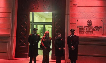 La facciata del Comando Provinciale dei Carabinieri di Brescia si è illuminata di arancione