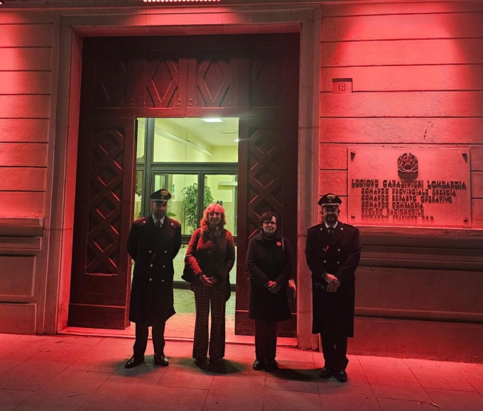 La facciata del Comando Provinciale dei Carabinieri di Brescia si è illuminata di arancione