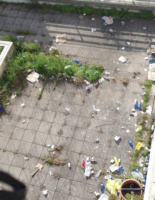 Lanciano i rifiuti dalle finestre del condominio: intervento di pulizia alla Torre Cimabue