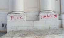 Montichiari: scritte antisemite sulle colonne della facciata del Duomo di Santa Maria Assunta