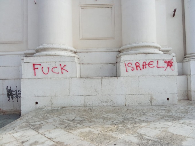 Montichiari: scritte antisemite sulle colonne della facciata del Duomo di Santa Maria Assunta