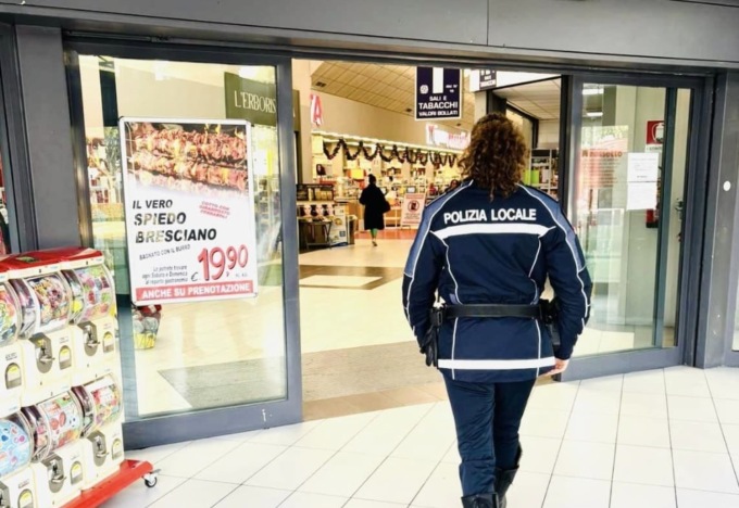 Ruba alimentari e li nasconde per poi darsi alla fuga: beccato dalla Locale