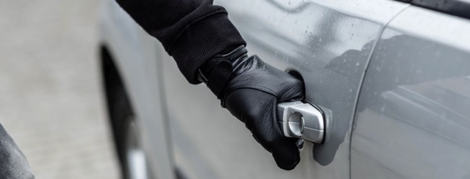 Rubano un’auto, distruggono la carta di circolazione e le chiavi di scorta: beccati dalla Locale