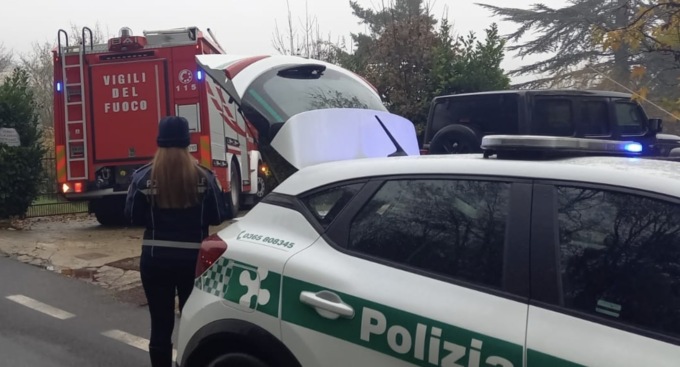 Scende dal furgone e dimentica di tirare il freno a mano: il mezzo finisce in un dirupo