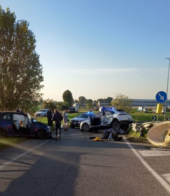 Scontro tra auto a Cologne: due persone in ospedale