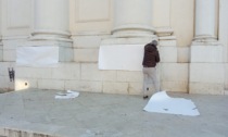 Scritte antisemite sul Duomo di Montichiari: coperte in attesa del via libera alla cancellazione da parte della Sovrintendenza