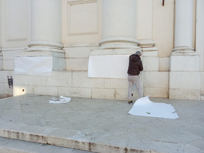 Scritte antisemite sul Duomo di Montichiari: coperte in attesa del via libera alla cancellazione da parte della Sovrintendenza