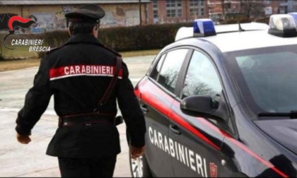 Sfonda la porta d'ingresso con una mazza da baseball e chiede denaro: scattano le manette