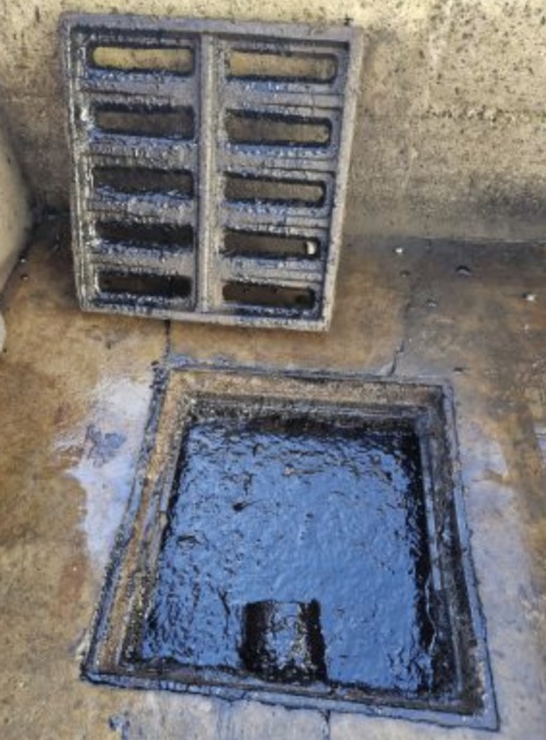 Smaltivano olio nel tombino: due denunce