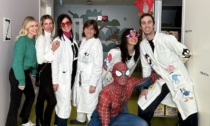 Spiderman, Ambra Angiolini e Mattia Stanga dai piccoli pazienti dell'Ospedale Civile di Brescia