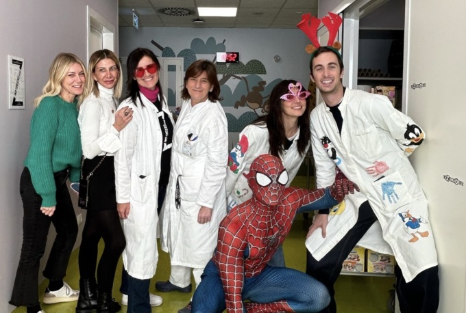 Spiderman, Ambra Angiolini e Mattia Stanga dai piccoli pazienti dell’Ospedale Civile di Brescia