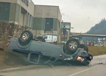 Vestone: auto finisce a ruote all’aria