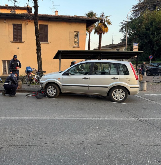 Undicenne urtato da un’auto su viale Mellini