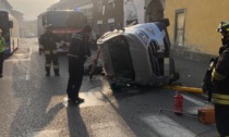 Passa con il rosso e si scontra con un'altra auto, tre persone ferite