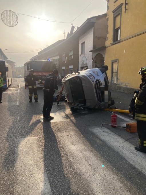 Passa con il rosso e si scontra con un’altra auto, tre persone ferite