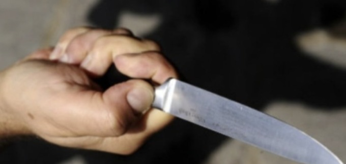 19enne gira per strada con un coltello: beccato dalla Locale