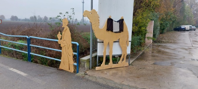 Strane figure in legno nel capoluogo e nelle frazioni: un mistero natalizio?