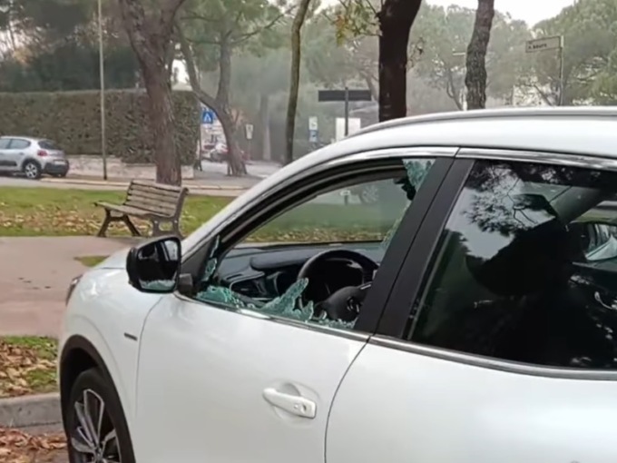 Atti vandalici contro le auto parcheggiate in centro a Desenzano