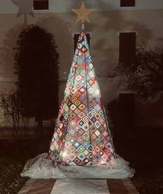 “Un Albero di Natale Unico al Mondo: Mille Mattonelle di Lana Illuminano Remedello Sopra