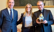 Al Vescovo Tremolada consegnata la statuina per il Presepe, simbolo della qualità del made in Italy