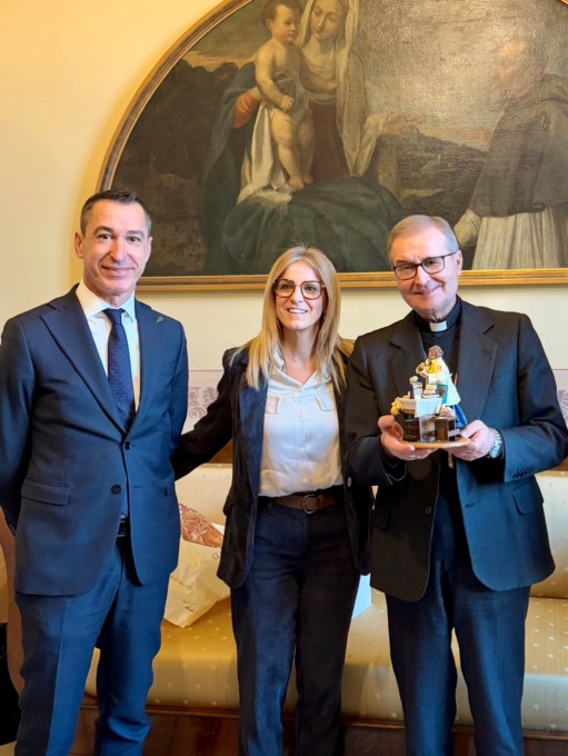 Al Vescovo Tremolada consegnata la statuina per il Presepe, simbolo della qualità del made in Italy