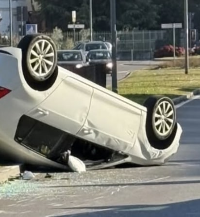 Auto si ribalta a Brescia, illesa la 76enne al volante