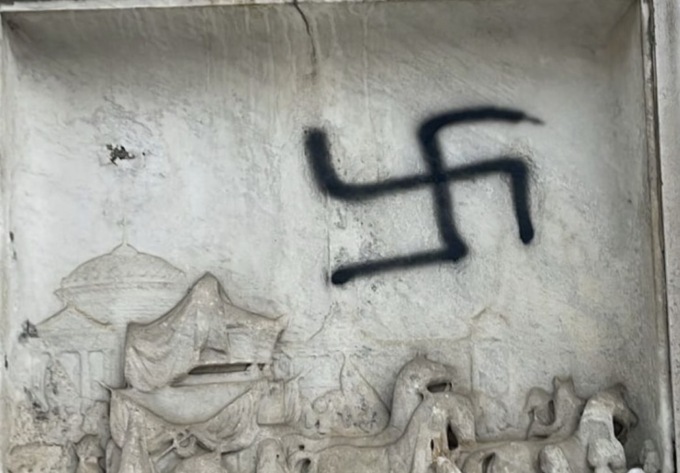 Corteo neofascista a Bologna e svastiche a Brescia, l’appello