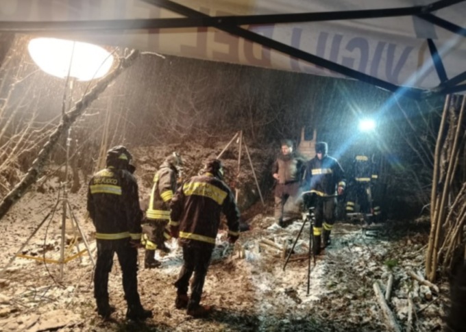 Cane bloccato in una grotta: continuano le operazioni di salvataggio