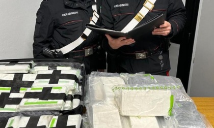 Droga nascosta tra valigie e buste di plastica: tre persone in manette