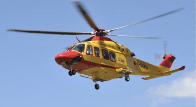 Finisce fuori strada e impatta contro un’auto, paura per un 73enne