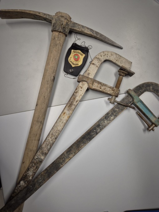 Furto sventato dalla Polizia Locale: armato di piccone tenta di rubare in un box