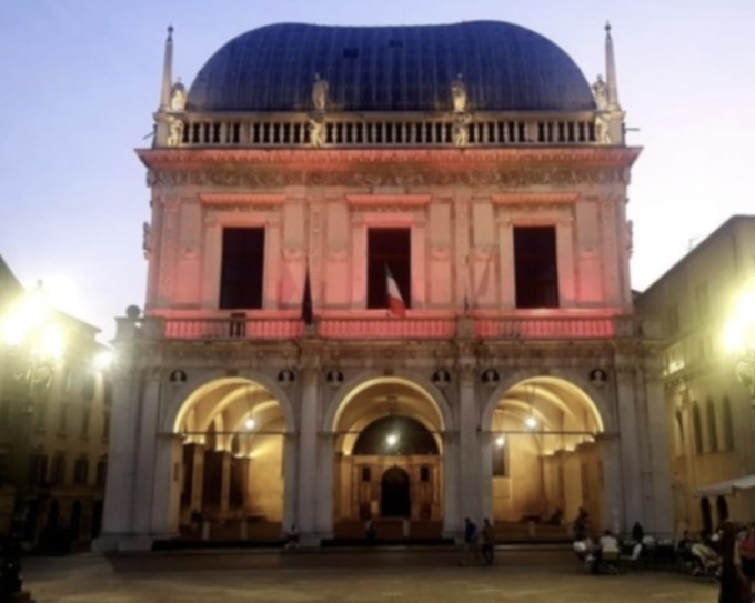 Giornata Mondiale del Dono: la Loggia si illumina di rosso