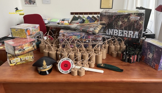 Capodanno, sequestrati 800 kg di fuochi d’artificio in provincia di Brescia: un arresto