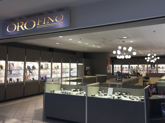 Rapina in gioielleria, armati di ascia rubano ori per migliaia di euro