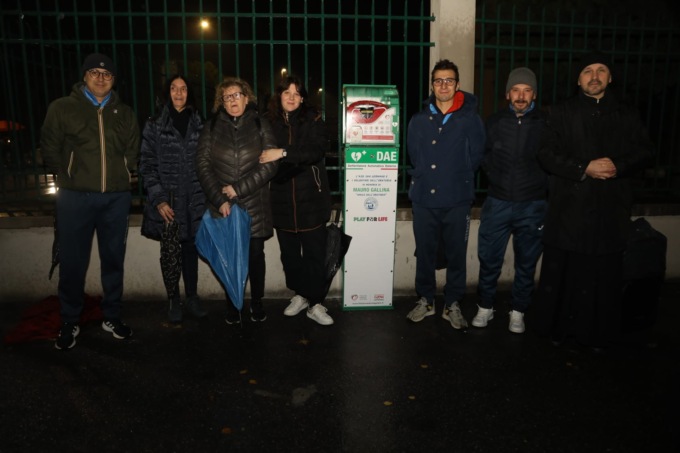 Orzivecchi, inaugurato il defibrillatore in memoria di Mauro Gallina