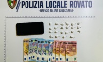 In auto con 22 dosi di cocaina e denaro contante: in manette un giovane