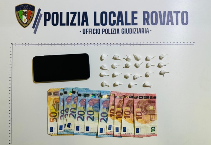 In auto con 22 dosi di cocaina e denaro contante: in manette un giovane