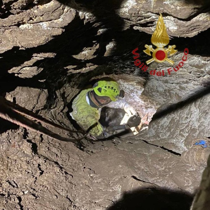 In corso le ricerche del cane Full finito in una grotta, soccorritori a 12 metri di profondità