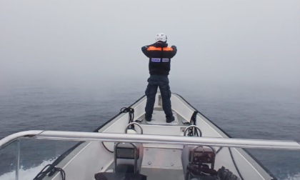 La Guardia Costiera soccorre due pescatori in panne in mezzo al lago a causa della nebbia