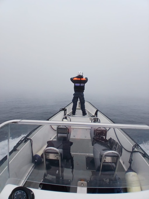 La Guardia Costiera soccorre due pescatori in panne in mezzo al lago a causa della nebbia