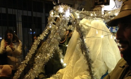 La magia si ripete, oggi a Salò arriva Santa Lucia a bordo del carrettino