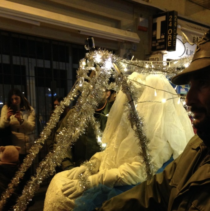 La magia si ripete, oggi a Salò arriva Santa Lucia a bordo del carrettino